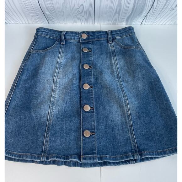 Refuge Womans Blue Denim Faded 6-Front Button Pocket Mini Skirt Size 8 - Picture 1 of 8